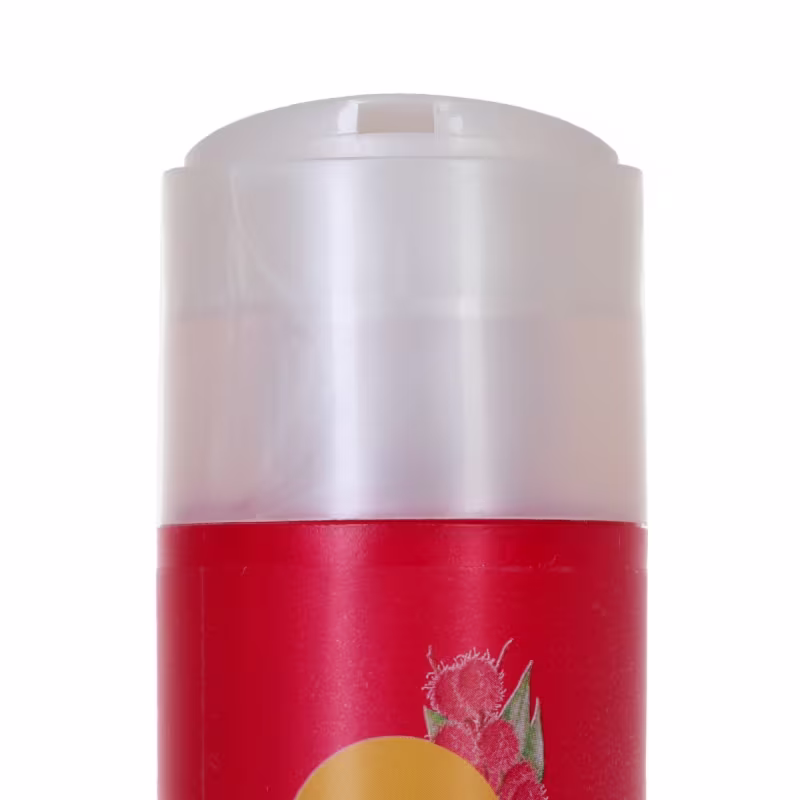 Imagem mostra a tampa do shampoo com uma abertura para saída do produto. O frasco é cilíndrico de plástico transparente na parte superior e vermelho na base.