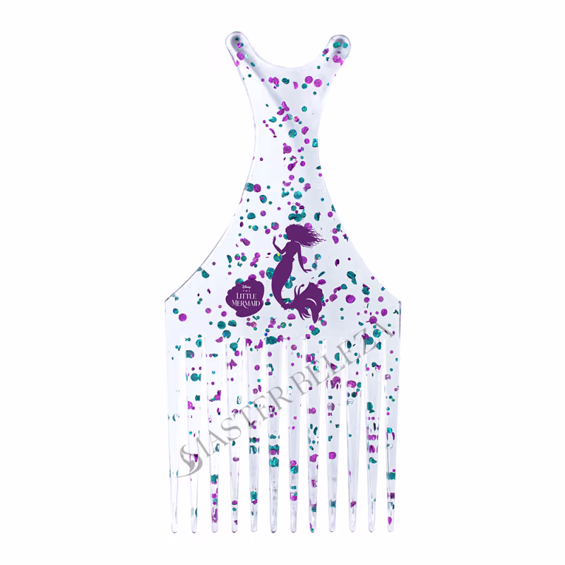 Pente de cabelo afro  com silhueta de sereia e texto "Little Mermaid". O pente apresenta detalhes espalhados em tons de roxo e turquesa, criando um efeito de salpicos de tinta.