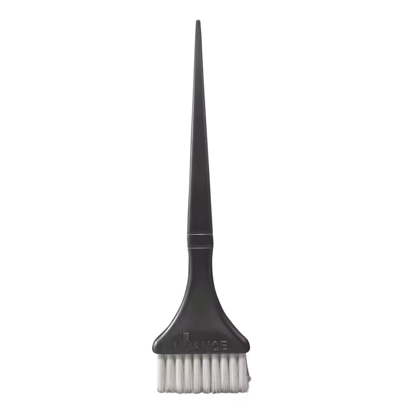 A imagem mostra um pincel para aplicação de tinta ou outro produto cosmético nos cabelos. Possui um cabo preto alongado e uma parte inferior com cerdas brancas e macias.