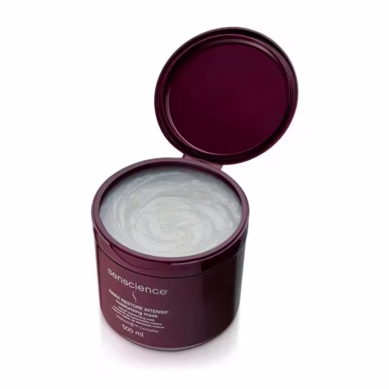 A imagem mostra o pote vinho da máscara capilar. A embalagem está aberta e permite ver o conteúdo branco cremoso dentro.