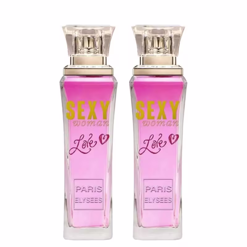 São dois frascos de perfume da marca Paris Elysees. Os frascos são retangulares e transparentes, com tampas douradas. Na frente dos frascos, está escrito "SEXY woman" em letras amarelas maiúsculas, seguido de "Love" com um coração vermelho.