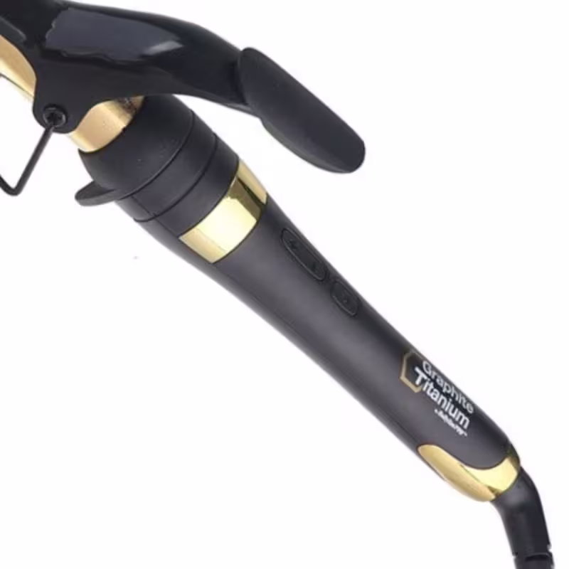 Modelador de cachos BaByliss Pro, com cabo preto e detalhes dourados. O produto tem um formato alongado e cilíndrico, com uma ponta arredondada e uma alça ergonômica. Na lateral, está impresso o nome da marca "Titanium".