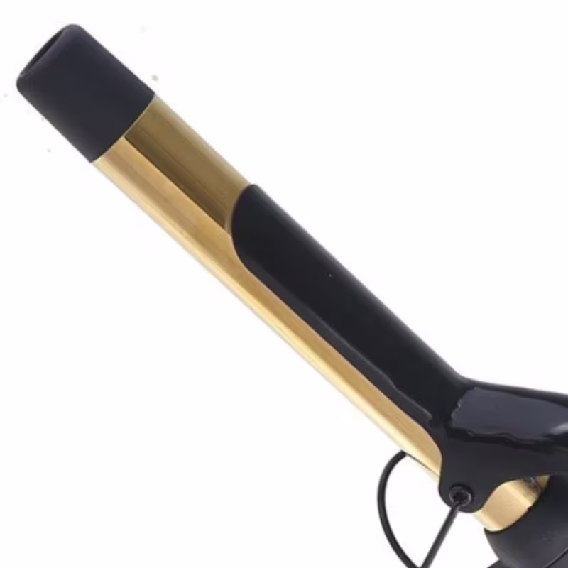 Modelador de cachos profissional. O produto tem um corpo cilíndrico alongado, com uma parte central dourada e as extremidades pretas. Uma das pontas possui um anel metálico, provavelmente para pendurar ou segurar o aparelho quando não estiver em uso.