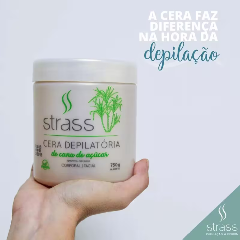 A imagem mostra uma mão segurando o pote redondo, grande, branco, escrito com letras cinzas e verde.