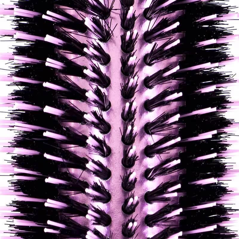 Escova de cabelo redonda da marca Marco Boni, com foco nas cerdas.