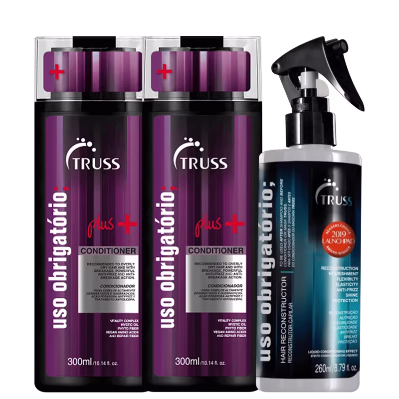 A imagem mostra itens marca Truss. Existem três produtos:

1. Shampoo chamado "Uso obrigatório Plus+". 

2. Condicionador chamado "Uso obrigatório Plus+". 

3. Produto líquido de reconstrução capilar chamado "Uso obrigatório Reconstrutor Líquido".
