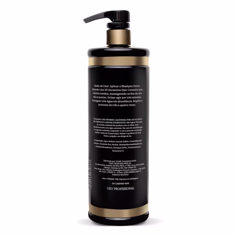 É um frasco plástico preto com detalhes dourados, contendo um produto para cabelos da marca Kerastinni Hair Cosmetics. O frasco tem uma bomba dosadora preta no topo. O rótulo indica que é um shampoo detox, com instruções de uso em português.