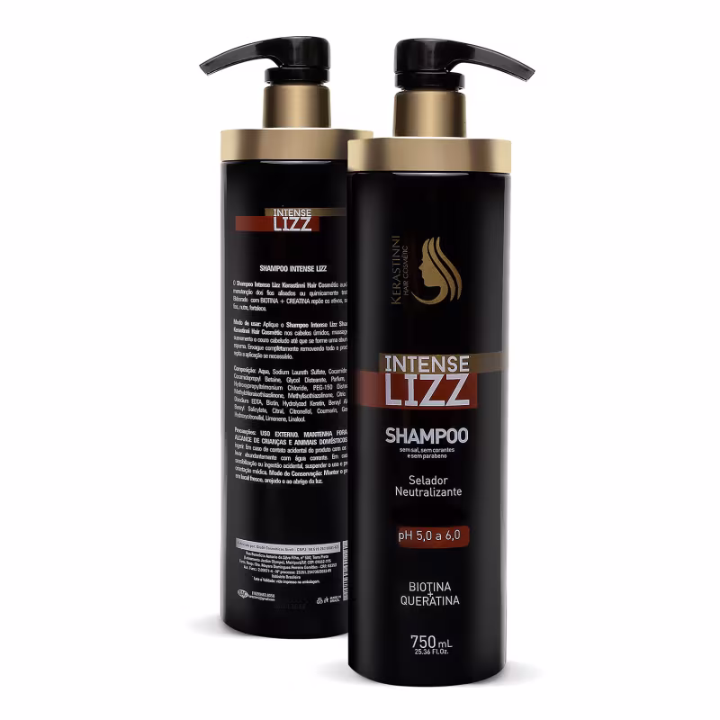 São dois frascos de shampoo da linha Intense Lizz da marca Kerastinni. Os frascos têm formato cilíndrico, com bombas dosadoras pretas no topo. A embalagem é predominantemente preta, com detalhes em dourado metálico.