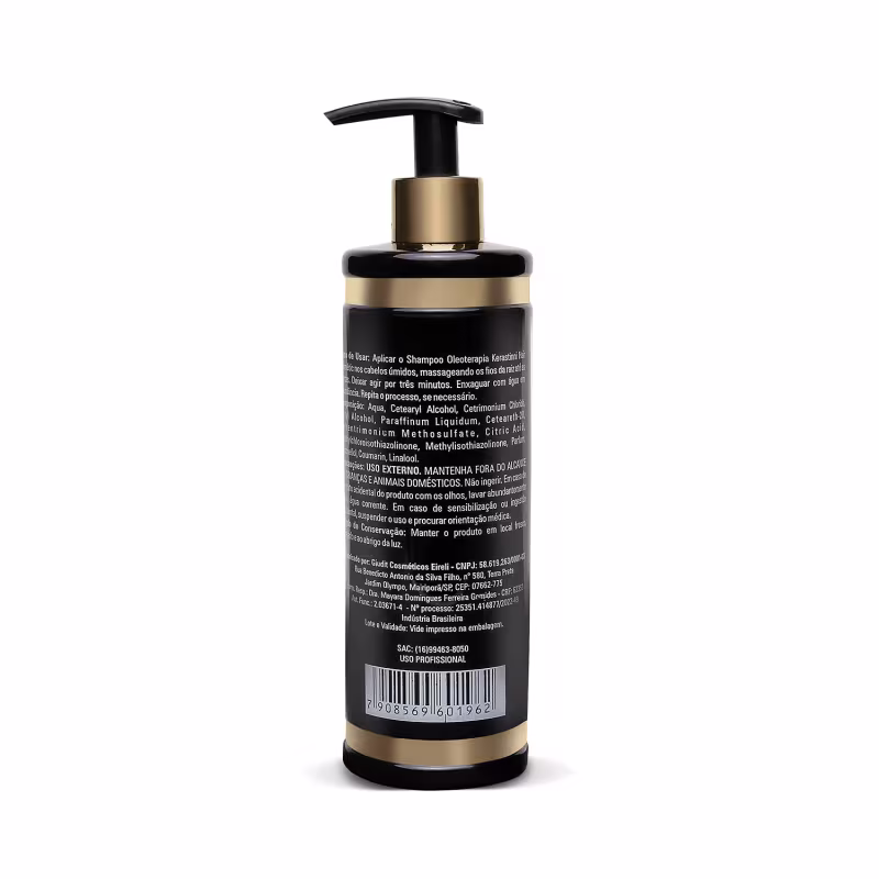 É um shampoo nutritivo da marca Kerastinni. O produto vem em uma embalagem plástica preta com detalhes dourados. A embalagem tem um formato cilíndrico com um dispensador bomba na parte superior.