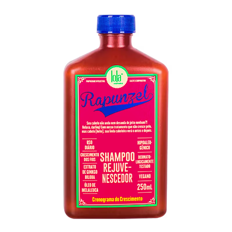 A imagem mostra o frasco do shampoo, seu formato é retangular e possui tampa rosqueável azul.