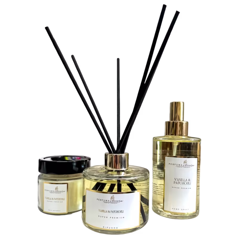 Conjunto de produtos de fragrância Vanilla & Patchouli da marca Perfuma & Decora. Um difusor de aromas em frasco de vidro transparente com hastes pretas, uma vela perfumada em vidro transparente com tampa preta e um frasco de spray de vidro transparente.