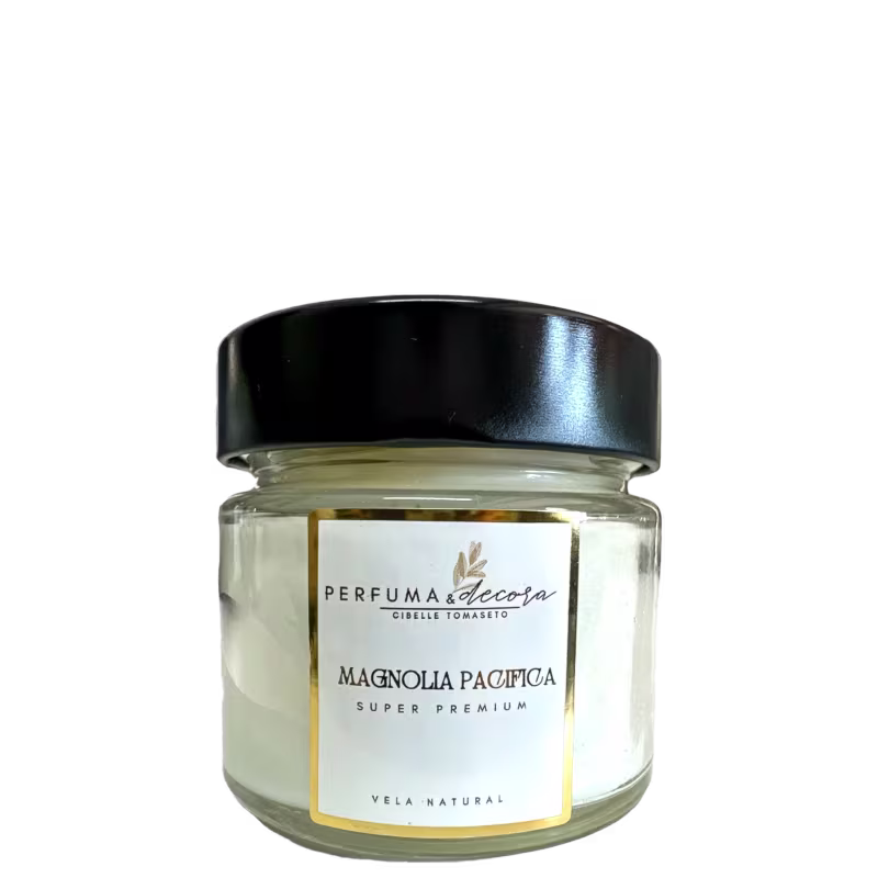 Vela natural em frasco de vidro transparente com tampa preta. O rótulo na frente indica que é um produto "Magnolia Pacifica Super Premium" da linha Perfuma & Decora.