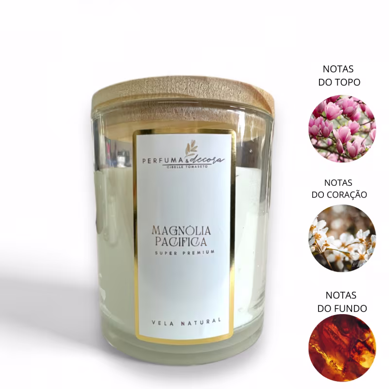 Vela em frasco de vidro transparente com tampa de madeira Rótulo branco com texto "Magnolia Pacifica". Imagens ilustrativas circulares indicam as notas de topo com flores rosas, notas de coração com flores brancas e notas de fundo com chamas alaranjadas.