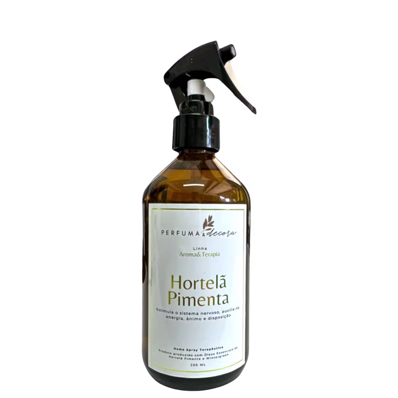 Home spray em frasco de vidro âmbar com pulverizador preto. Rótulo branco com o nome "Perfuma & Decora" e "Linha Aroma Terapia Hortelã Pimenta". Descrição indicando que estimula o sistema nervoso, auxilia energia, ânimo e disposição. Capacidade de 250 ml.