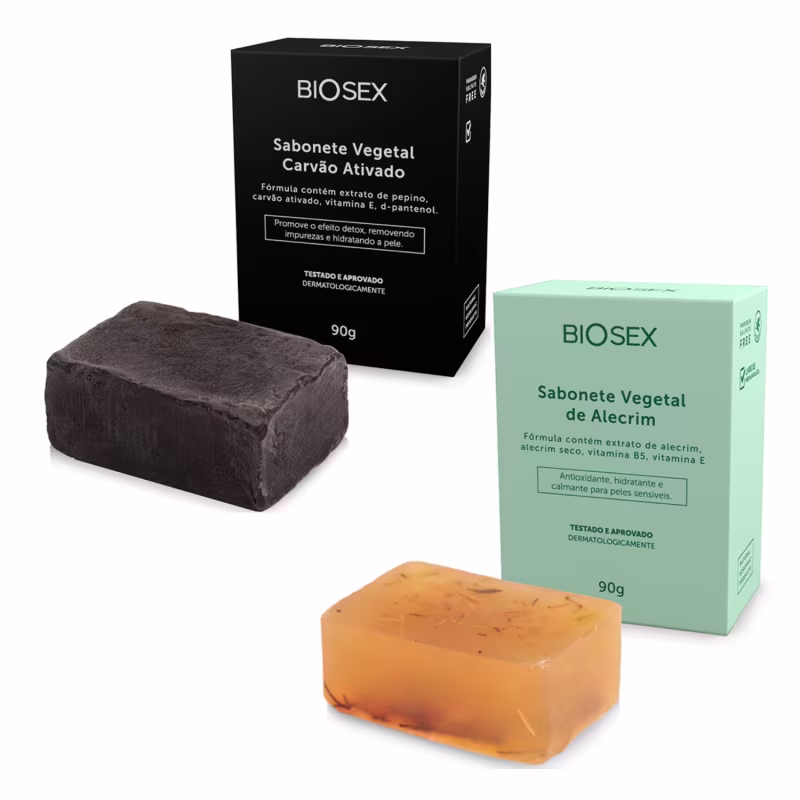 Caixas e sabonetes vegetais da marca Biosex, um com carvão ativado e outro com extrato de alecrim, ambos com 90g e embalagens em cores escuras e claras, respectivamente.
