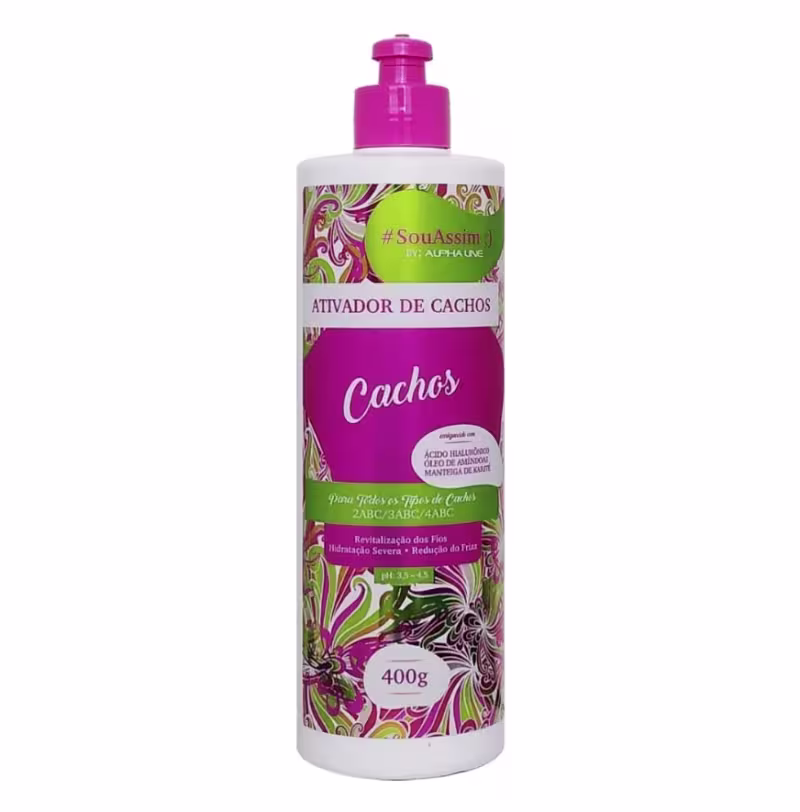 Ativador de cachos da linha #SouAssim da Alpha Line. Embalagem plástica branca e rosa com detalhes florais em verde e rosa. Rótulo em português indicando "Ativador de Cachos" e "Cachos" em letras grandes. I