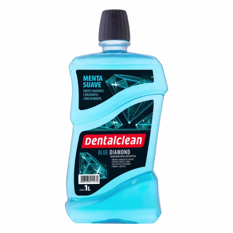 Enxaguante bucal antiséptico Blue Diamond da marca Dentalclean. Embalagem plástica transparente com líquido azul clara. Rótulo preto com detalhes em vermelho e imagens de diamantes estilizados em tons de azul.