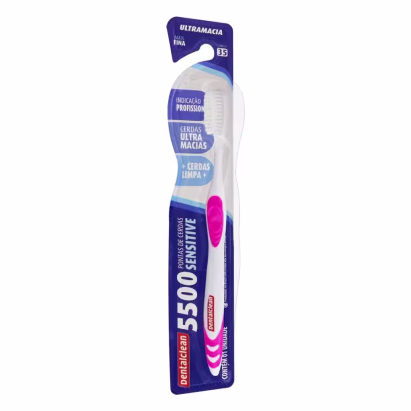Escova de denteda marca Dentalclean, linha 5500 Sensitive. Embalagem plástica transparente com detalhes em azul e rosa. Cabo da escova na cor rosa. Rótulo com o nome do produto "5500 Sensitive" e "Indicação Profissional" e "Cerdas Ultra Macias".