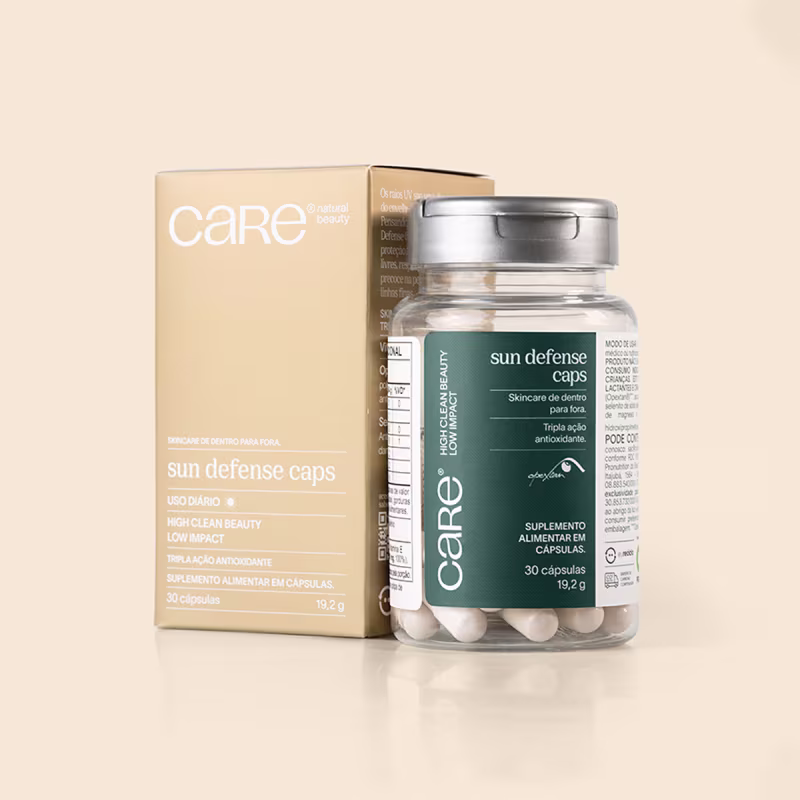 A imagem mostra à esquerda, uma caixa retangular dourada, escrito em branco o nome da marca, e outras informações do produto. Ao lado, o frasco com as cápsulas.