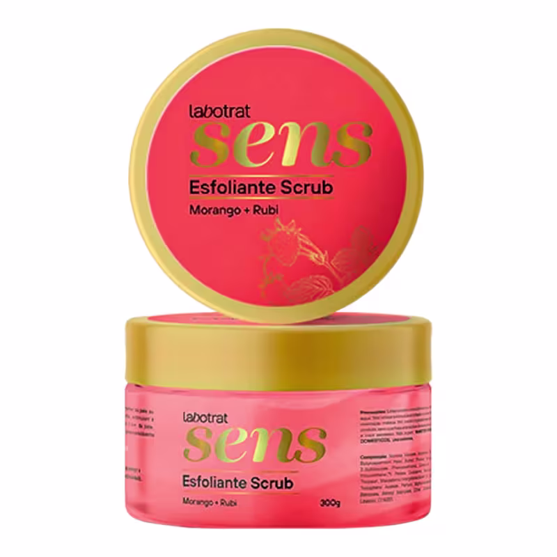 O produto apresentado é um esfoliante corporal da marca Labotrat, com a denominação "Sens Esfoliante Scrub". A embalagem é um pote redondo de cor rosa vibrante, com um rótulo amarelo contendo o nome da marca e do produto.