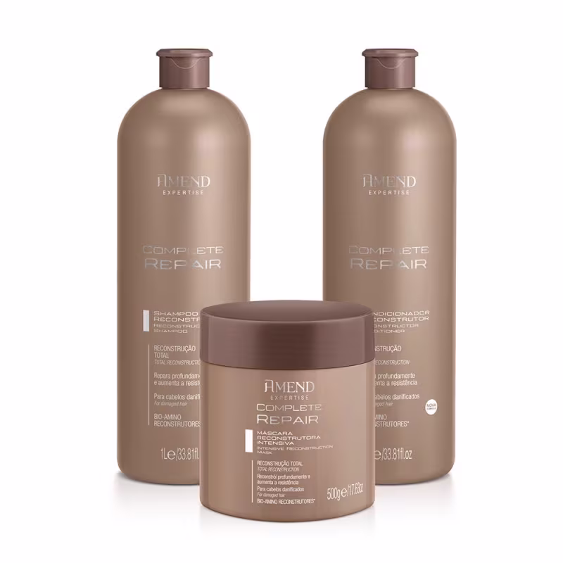 Três produtos da linha Complete Repair da Amend Cosméticos: shampoo, condicionador e máscara reconstrutora, em embalagens plásticas de tons neutros e marrons, com rótulos destacando o nome da linha e suas propriedades.