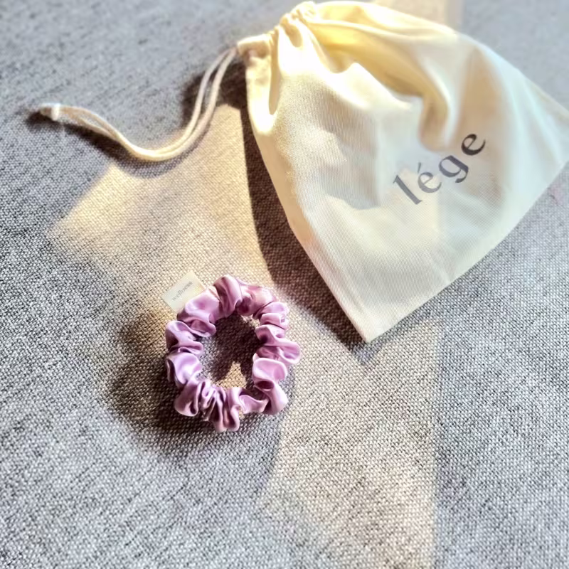 Scrunchie de Seda Lége, tamanho Fino e na cor Malva