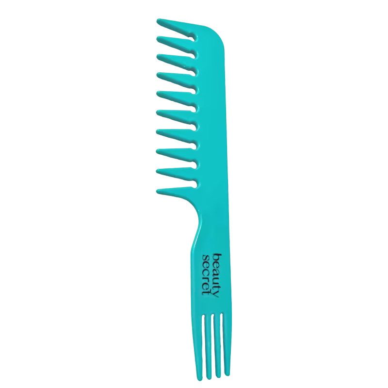 Escova de cabelo de cor azul turquesa. O produto tem um cabo longo e fino com uma extremidade alargada contendo vários dentes plásticos espaçados para pentear e desembaraçar o cabelo. O nome da marca "Beauty Secret" está impresso no cabo.
