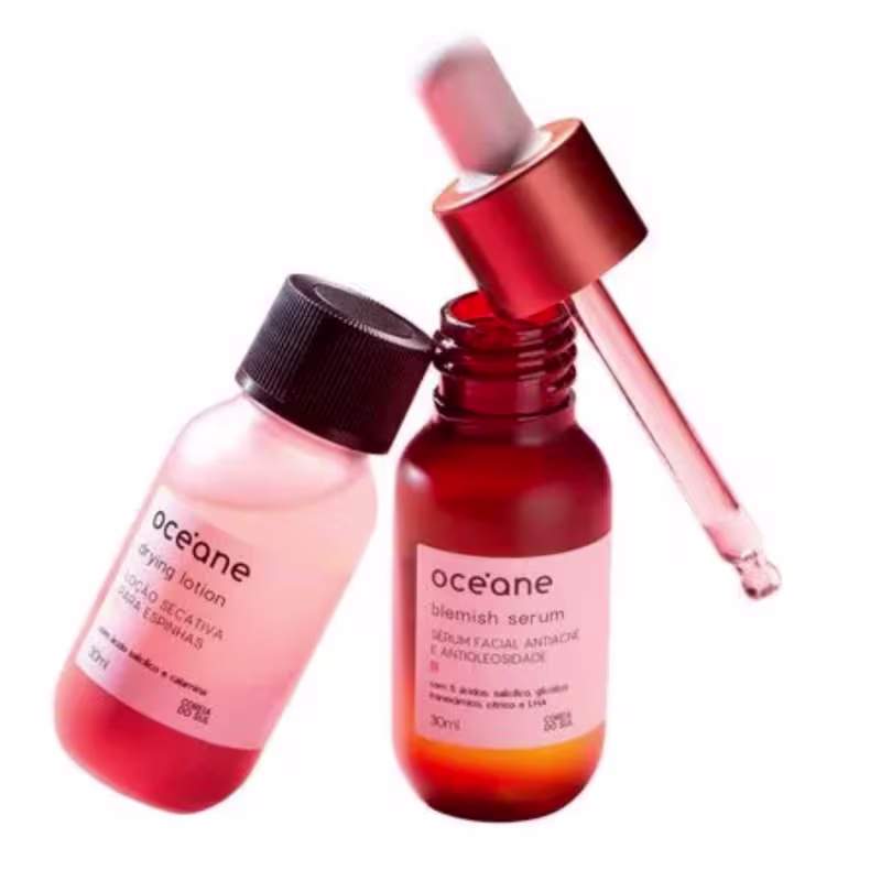 A imagem mostra dois frascos do  "Océane Blemish Serum - Sérum Facial Antiacne e Antioleosidade". Um deles fechado com uma tampa de rosca preta inclinado sobre o outro que está aberto, com o conta-gotas ao lado.