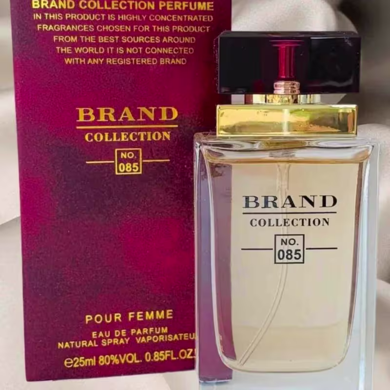 A imagem é uma foto do perfume e sua caixa ao lado.