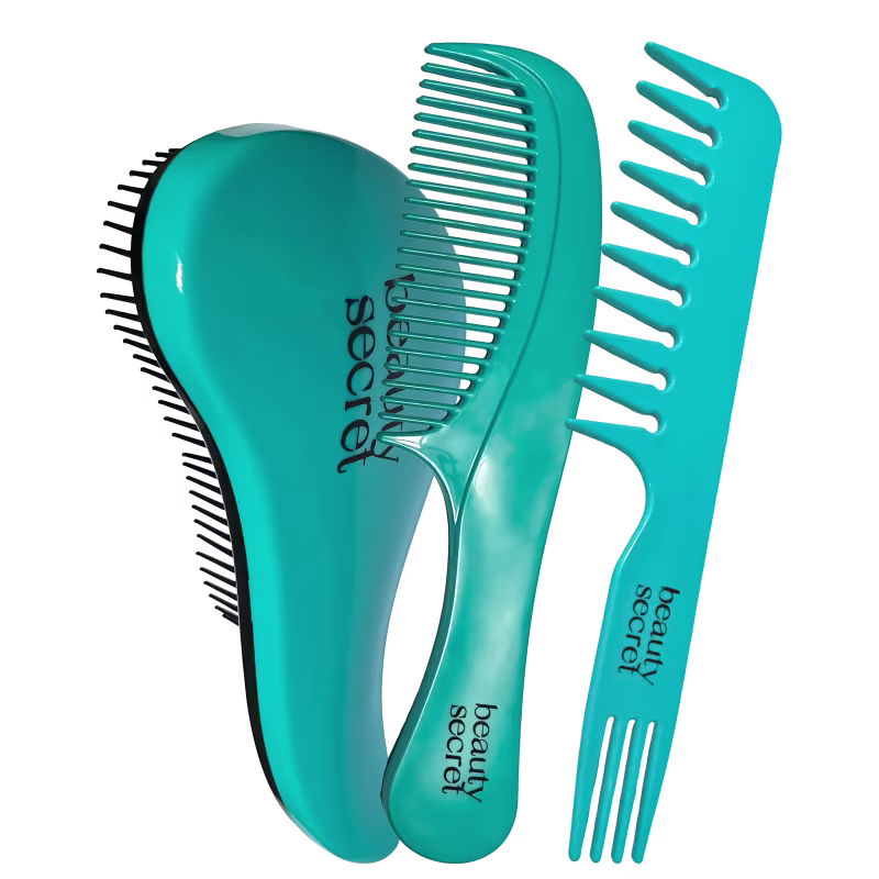 dois pentes grandes de plástico rígido na cor turquesa. Um pente tem dentes largos e o outro tem dentes finos. Um pente menor com quatro dentes largos na mesma cor turquesa. Todos os itens têm o logotipo "Beauty Secret" impresso em letras brancas.