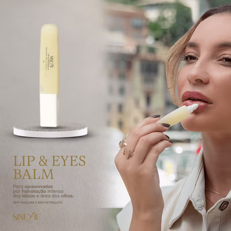 A imagem mostra uma modelo usando o produto nos lábios.