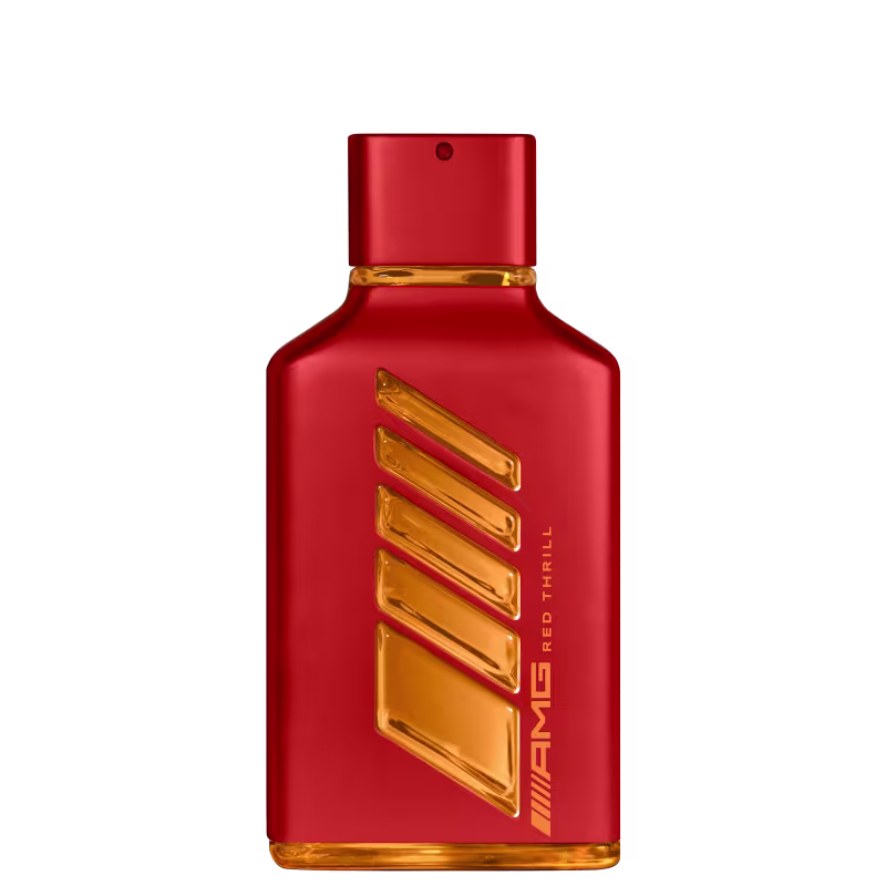 Perfume em frasco retangular de vidro vermelho brilhante. Na frente do frasco, há o logotipo Mercedes em letras douradas tridimensionais, formando listras horizontais. Na parte inferior, está escrito "Red Thrill" em letras menores douradas.