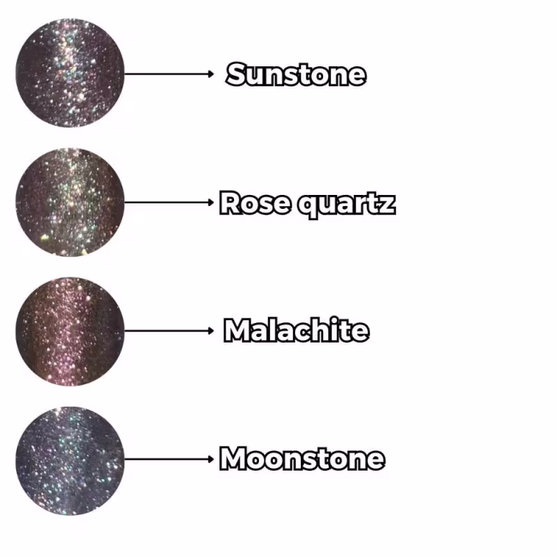 A imagem mostra quatro de cores dos gloss da linha. As cores são identificadas com os nomes "Sunstone", "Rose quartz", "Malachite" e "Moonstone" escritos abaixo delas, respectivamente. Variam em tons de marrom, rosa, verde e azul-acinzentado.