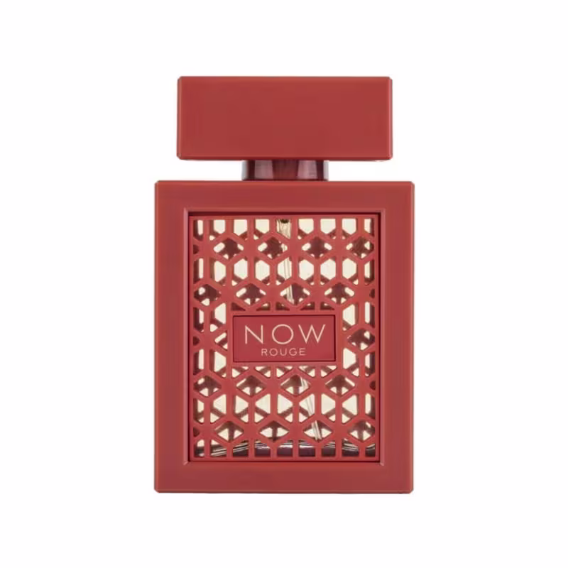 Frasco de perfume da marca Lattafa, na cor vermelha, com design geométrico vazado e rótulo com o nome "NOW ROUGE" em destaque. O frasco possui formato retangular e tampa elevada.