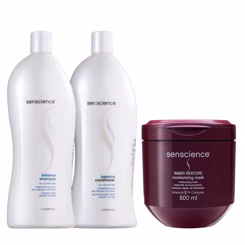 A imagem mostra dois frascos grandes de plástico branco opaco, um shampoo e um condicionador. Há também um pote arredondado de plástico vinho, contendo uma máscara capilar.