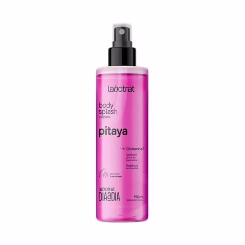 O produto apresentado é um body splash da marca Labotrat, na fragrância Pitaya. O frasco é rosa e possui um rótulo com o nome da marca e do produto, além de informações sobre o conteúdo e ingredientes. Volume de 190ml.