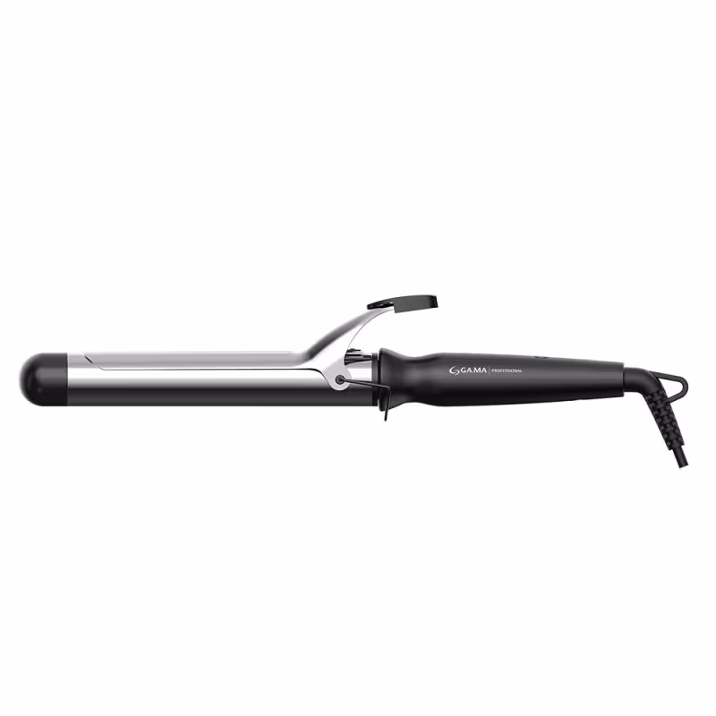 A imagem mostra o modelador de cachos profissional da marca GA.MA Italy. Ele possui um corpo preto alongado com haste metálica longa e ponta arredondada. Possui um cabo ergonômico com trava para facilitar o manuseio.