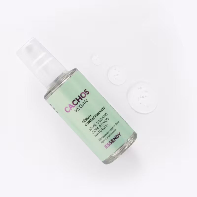 Sérum condicionante vegano. O rótulo exibe o nome da marca em letras verdes e roxas, indicando que o produto é 100% vegano. O frasco possui um design simples e minimalista, com uma tampa transparente que permite visualizar o conteúdo do produto.