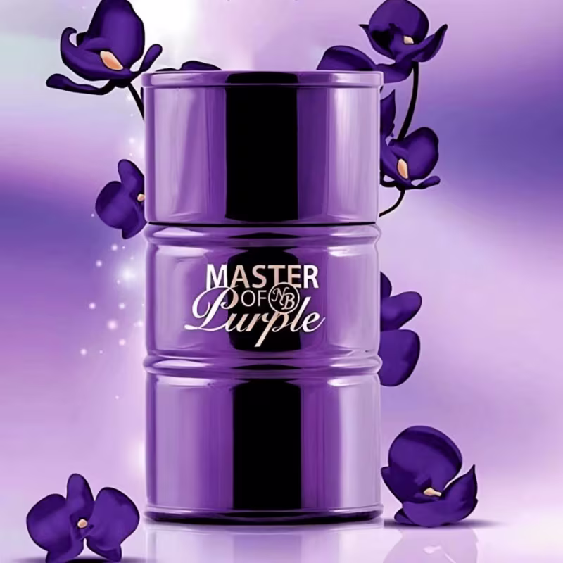Perfume em frasco na cor roxa intensa. O frasco tem formato cilíndrico e tampa plástica roxa. Na parte frontal, está impresso o texto "Master of Purple". No fundo, flores estilizadas na cor roxa.