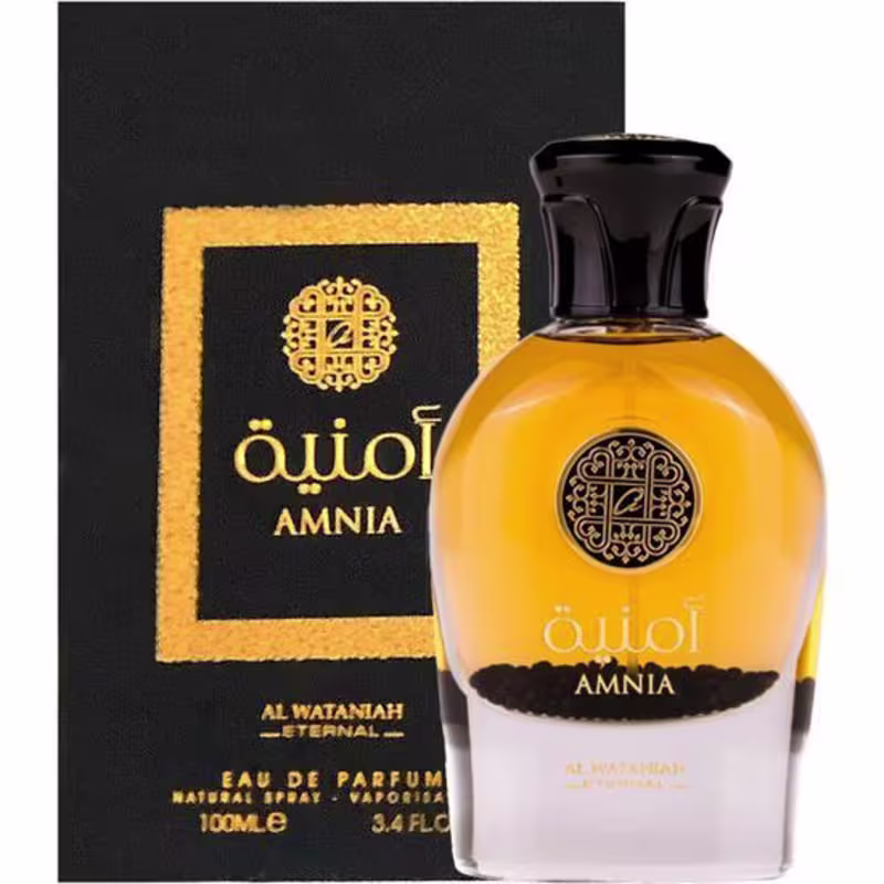 Perfume Amnia da marca Al Wataniah. Frasco de vidro âmbar com tampa preta brilhante. Caixa preta com detalhes dourados e o logotipo da marca em arabescos. Rótulo no frasco com o nome "Amnia" e detalhes em árabe.