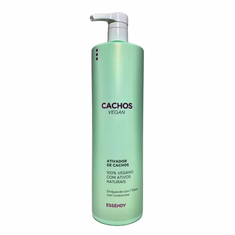 Ativador de cachos Essendy. Trata-se de um frasco plástico de cor verde clara com um rótulo branco e detalhes em vermelho. O rótulo indica que o produto é 100% vegano e contém ativos naturais, além de ser enriquecido com 7 óleos.