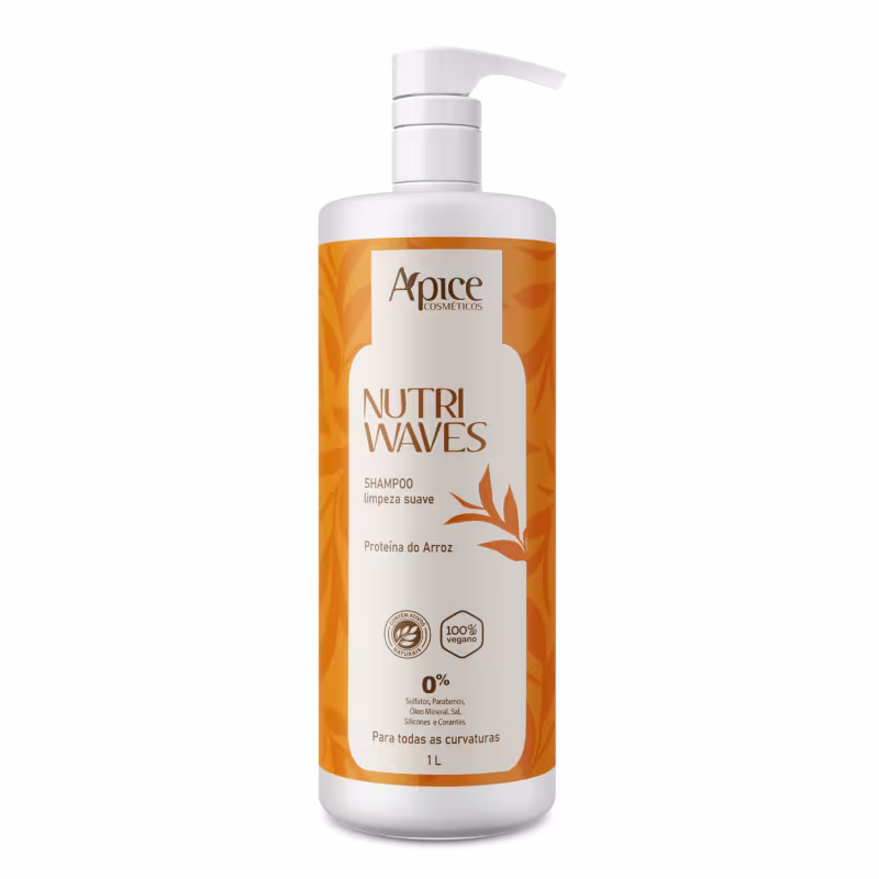 Shampoo da linha Nutri Waves da marca Apice Cosméticos. A embalagem é um frasco branco com uma bomba doseadora, com um rótulo laranja destacando o nome "Nutri Waves" e informações sobre o produto, como "Shampoo limpeza suave" e "Proteína do Arroz".