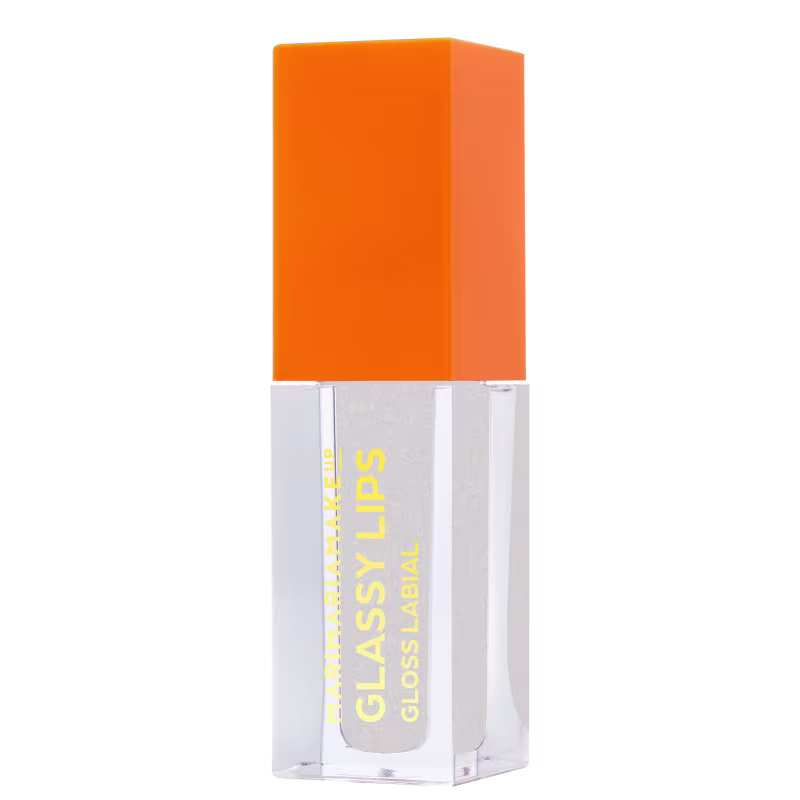 Gloss labial em embalagem retangular transparente com tampa na cor laranja vibrante. A embalagem possui uma base branca onde está impresso o texto "MARI MAKE UP GLASSY LIPS" em letras maiúsculas e fonte simples.