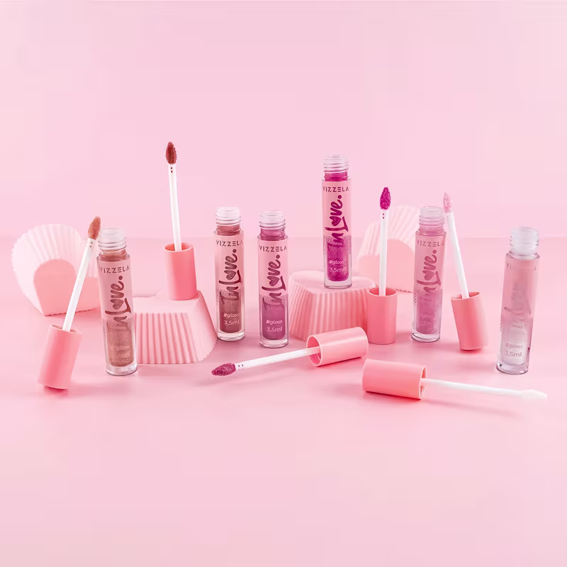 Imagem com o conjunto de gloss labial da marca Vizzela.