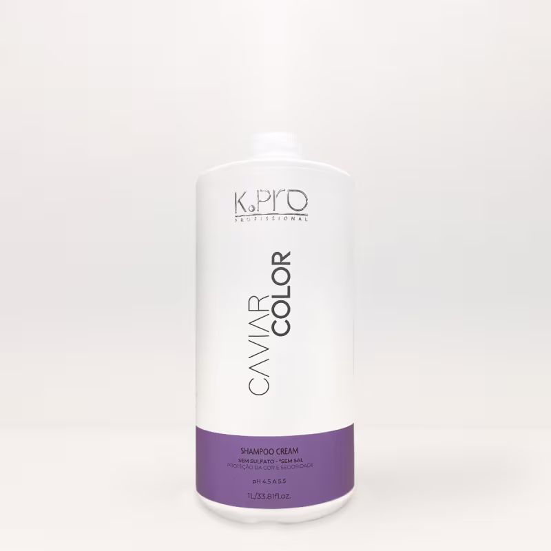 O produto apresentado é um shampoo da marca K.pro Professional. A embalagem é um frasco branco com o nome da marca e o produto "Shampoo Cream" impresso em letras pretas. Volumetria de 1L.