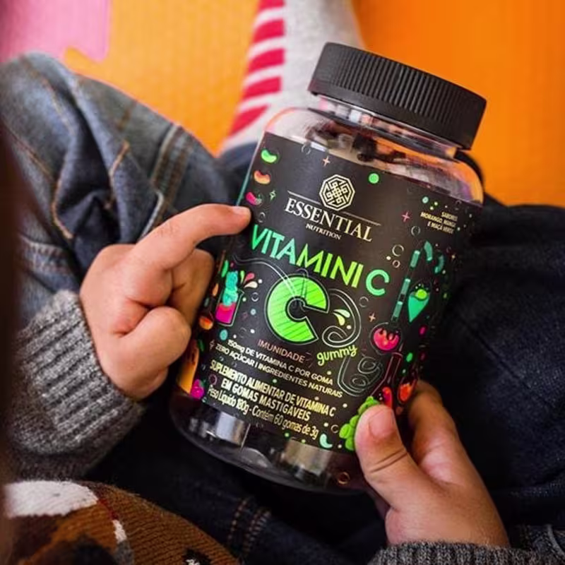 A imagem mostra uma as mãos de uma criança segurando o pote.