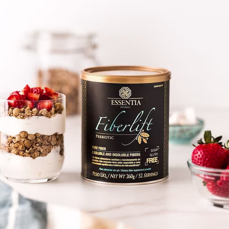 A imagem mostra a lata de suplemento ao lado de um copo com iogurte e morango.