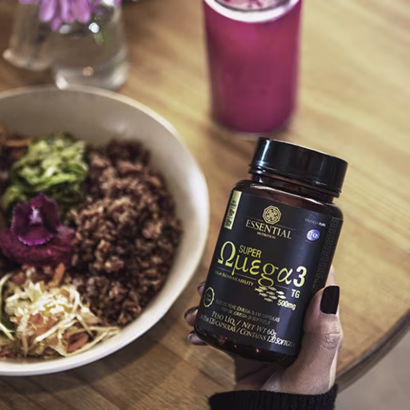 A imagem mostra uma mão segurando o pote.