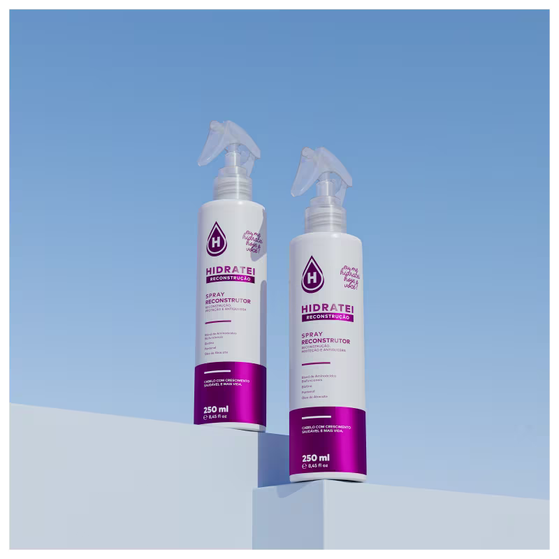 A imagem mostra 2 embalagens do produto sobre uma superfície branca, uma mais elevada que a outra. O fundo é azul como o céu.