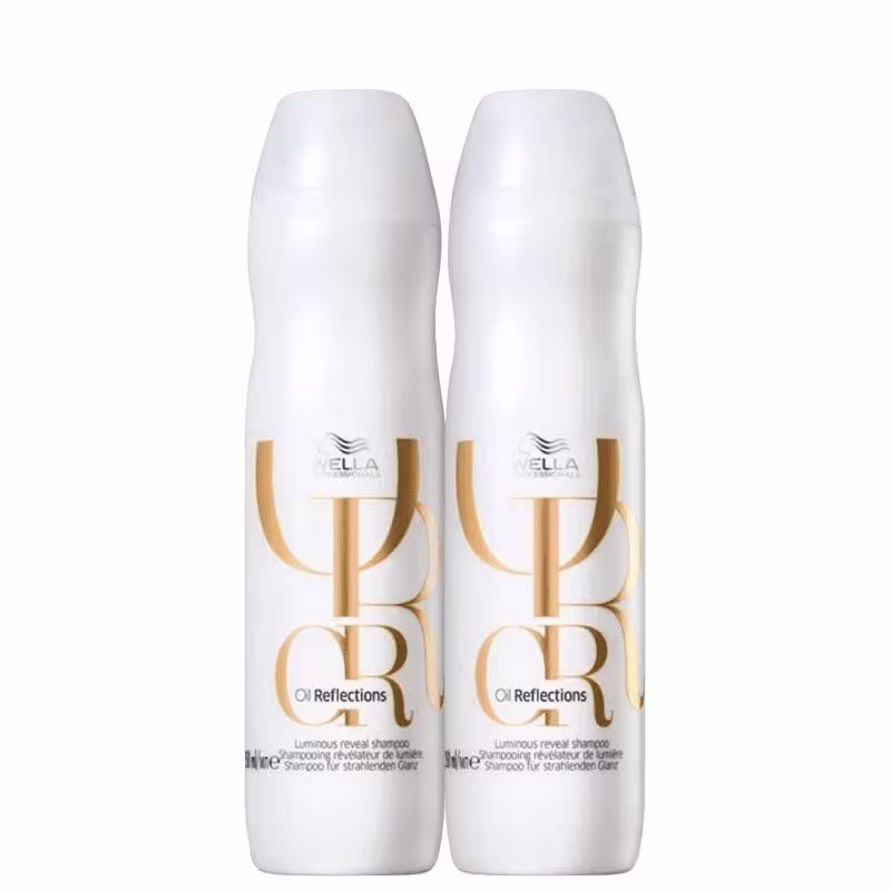 São dois frascos de shampoo da linha Oil Reflections da marca Wella Professionals. Os frascos têm formato cilíndrico e são feitos de plástico branco opaco. Na parte superior, apresentam um detalhe dourado em formato de argola.